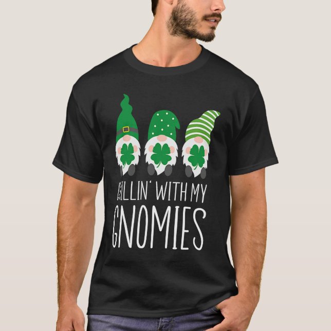 Camiseta Chillin with my Gnomies St Patrick's Day (Frente)