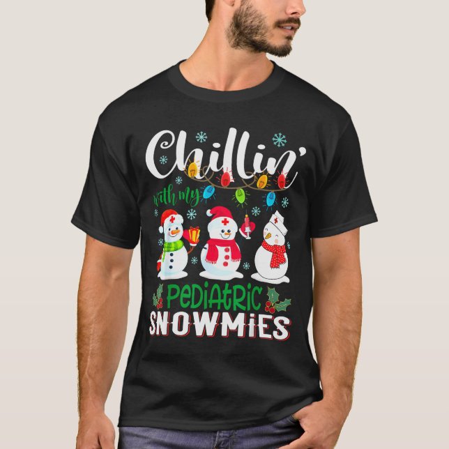 Camiseta Chillin With My Pediatric Snowmies Nurse Light Chr (Frente)