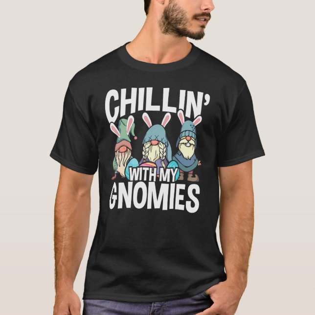 Camiseta Chilling' Com Meus Gnomos Páscoa Dia Gnomos Com Ea (Frente)