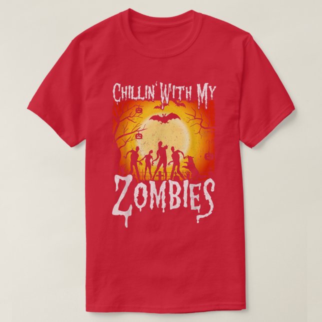 Camiseta Chilling' Com Meus Zombies Halloween Roupa Funny (Frente do Design)