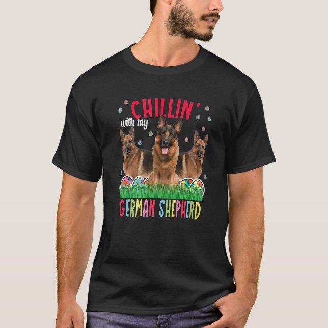 Camiseta Chilling' Com Minha Páscoa German shepherd Cachorr (Frente)