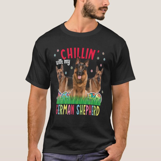 Camiseta Chilling' Com Minha Páscoa German shepherd Cachorr (Frente)