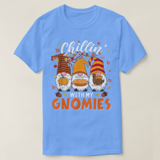 Camiseta Chilling With My Gnomies Three Gnomes Holding Pump (Frente do Design)