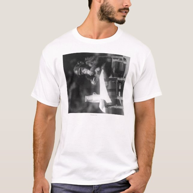 Camiseta Chimpanzé assentado na mesa no jardim zoológico (Frente)