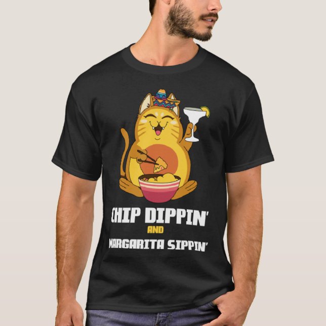 Camiseta Chip Dippin Margarita Sippin Cat Alcohol Cocktail  (Frente)