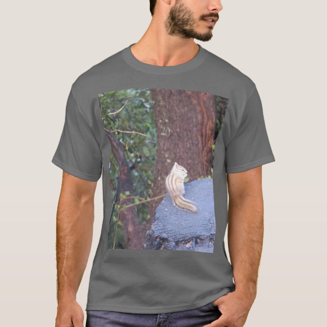 Camiseta Chipmunk Em Um T-Shirt De Salto De Árvore (Frente)