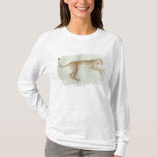 Camiseta Chita limitando com um colar vermelho