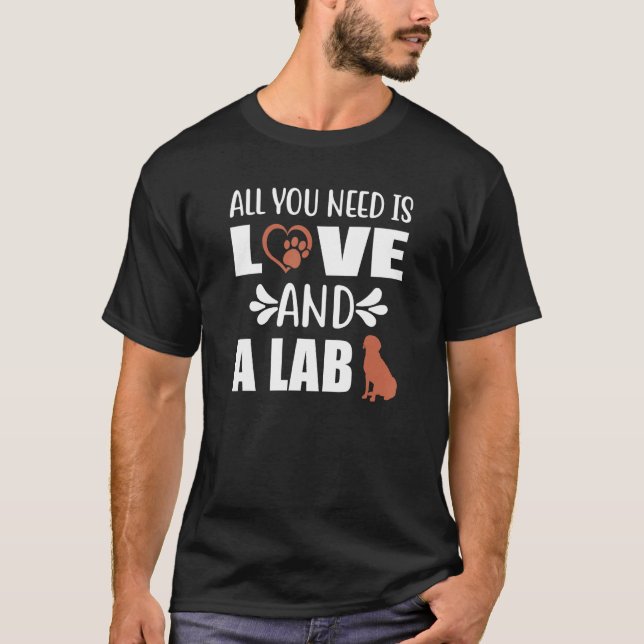 Camiseta Chocolate Lab All You Need is Love and a Labrador  (Frente)