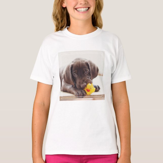 Camiseta Chocolate Labrador Com Pato De Brinquedo (Frente)