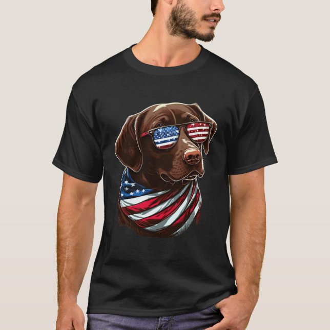 Camiseta Chocolate Labrador With USA Sunglasses And Flag (Frente)