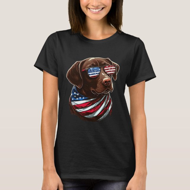 Camiseta Chocolate Labrador With USA Sunglasses And Flag (Frente)