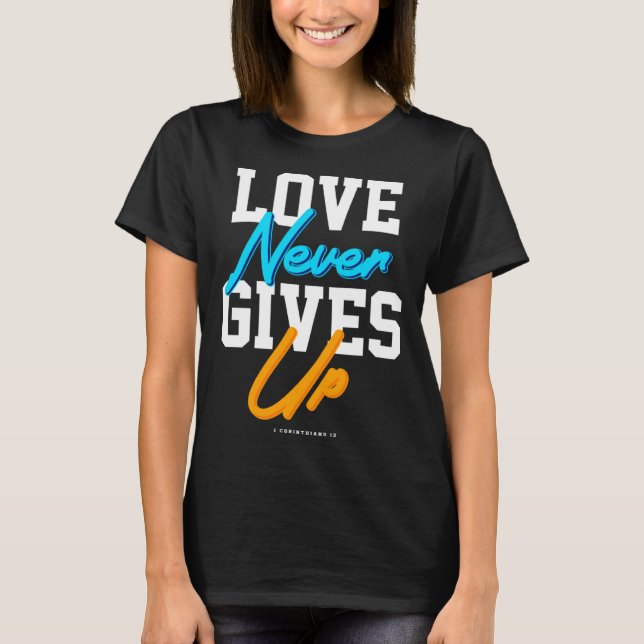 Camiseta Christian bible verse scriptures Love Never gives  (Frente)