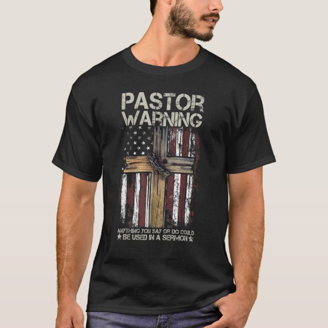 Camiseta Christian Cross USA American Flag Pastor Warning W (Frente)