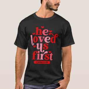 Camiseta Christian Ele Nos Amava A Primeira Bíblia Verso Ro