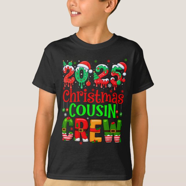 Camiseta Christmas 2025 Cousin Crew Santa Hat Men Women Kid (Frente)
