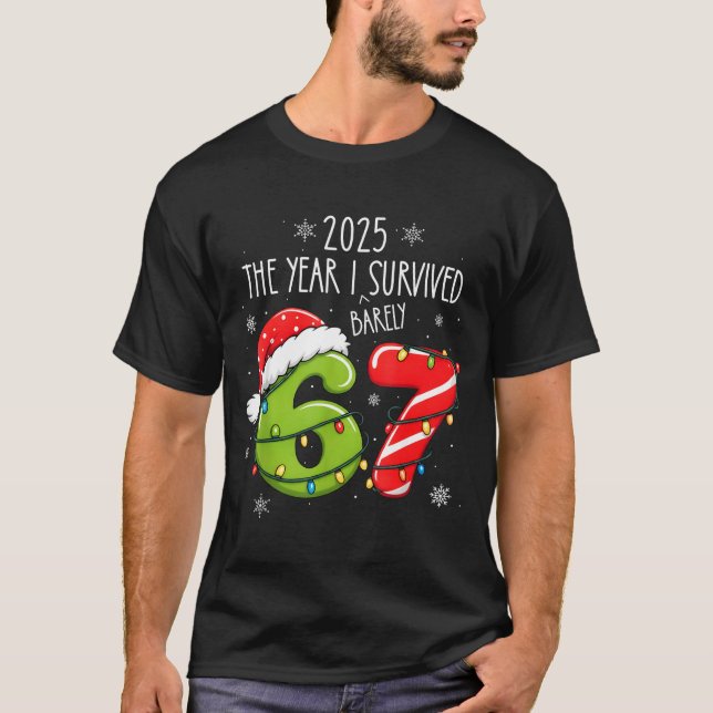 Camiseta Christmas 2025 The Year I Barely Survived Six Seve (Frente)