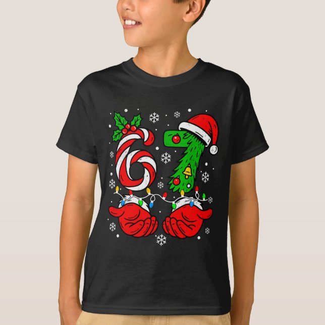 Camiseta Christmas 67 Candy Cane Six Seven Meme Lights Sant (Frente)