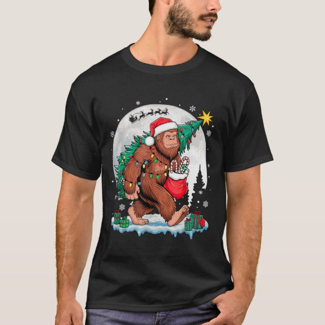 Camiseta Christmas Bigfoot Santa Tree Sleigh Moon Funny Xma (Frente)