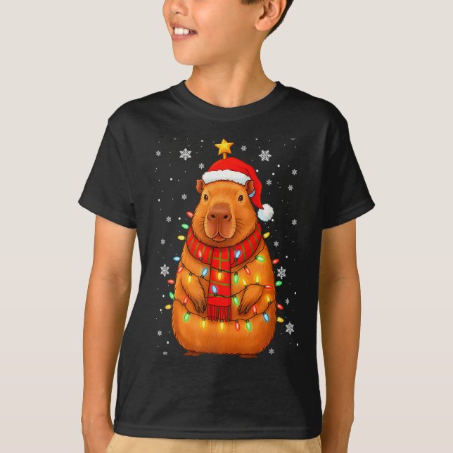 Camiseta Christmas Capybara With Santa Hat Xmas Lights Tree (Frente)