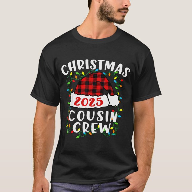 Camiseta Christmas Cousin Crew 2025 Plaid Santa Hat Xmas Li (Frente)