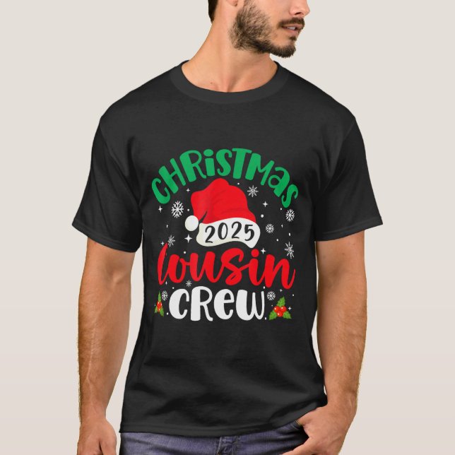 Camiseta Christmas Cousin Crew 2025 Xmas Santa Hat Matching (Frente)