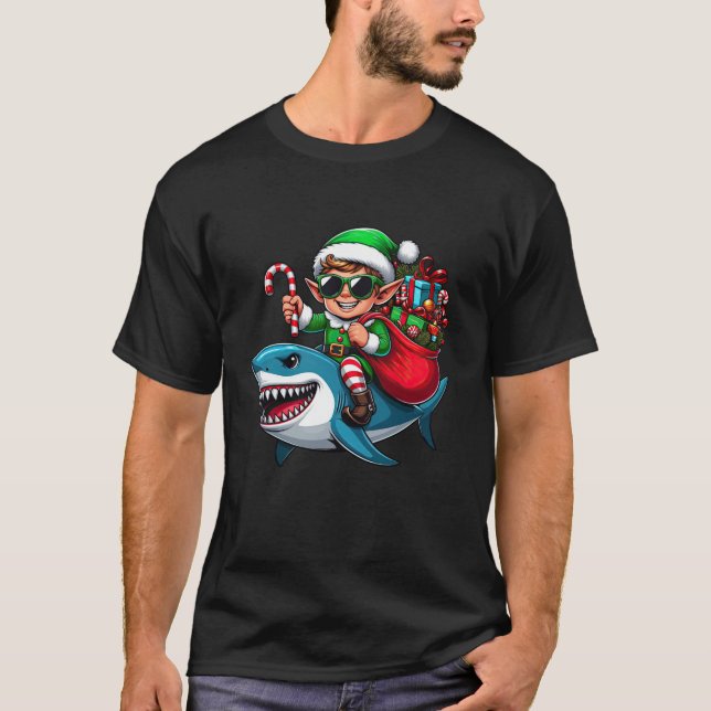 Camiseta Christmas Elf Riding Shark Santa Hat Candy Cane Xm (Frente)
