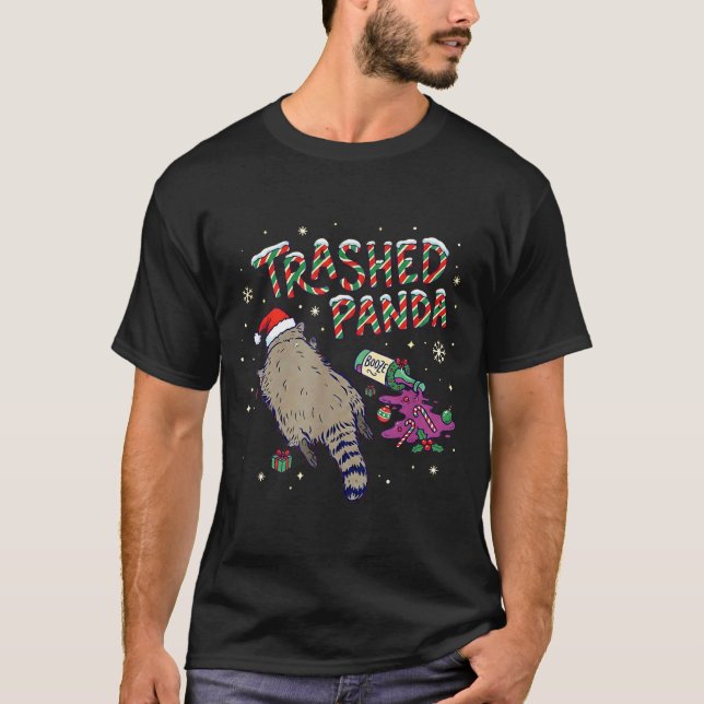 Camiseta Christmas Funny Trashed Panda Racoon Gets Drunk Xm (Frente)