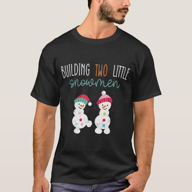Camiseta Christmas Holiday Pregnancy Announcement For Twin  (Frente)