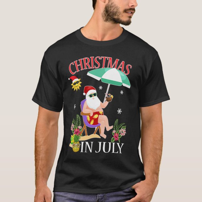 Camiseta Christmas in July Santa on Beach Independence Day  (Frente)