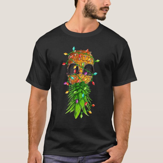 Camiseta Christmas Lights Upside Down Pineapple Swinger Xma (Frente)