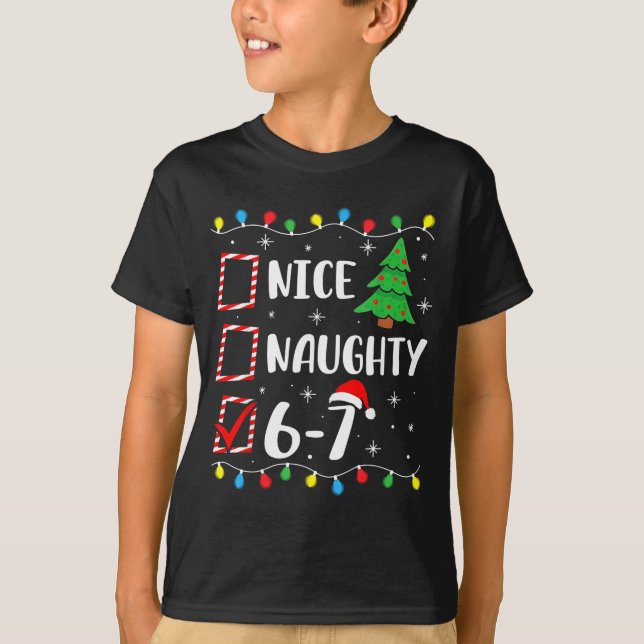 Camiseta Christmas Nice Naughty 67 Brainrot Funny 6-7 Meme  (Frente)