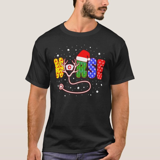 Camiseta Christmas Nurse Plaid Red Green Nurse Hat Xmas Dec (Frente)