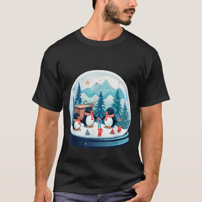 Camiseta Christmas Penguin Snow Globe Scene Family Holiday  (Frente)
