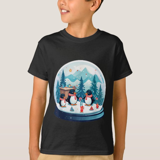 Camiseta Christmas Penguin Snow Globe Scene Family Holiday  (Frente)