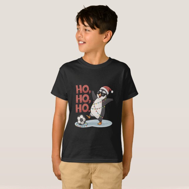 Camiseta Christmas Penguin with Lights and Santa Hat playin (Frente Completa)