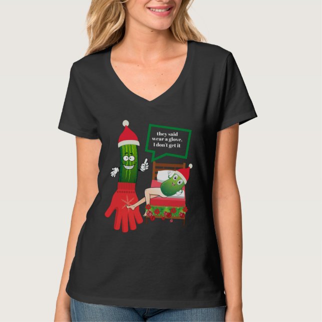 CAMISETA CHRISTMAS PICKLE COUPLE WEARING SANTA HAT & GLOVE (Frente)
