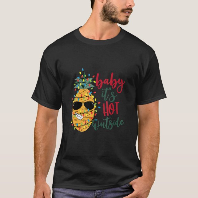 Camiseta Christmas Pinaeple Its Hot Outside xmas light Hawa (Frente)