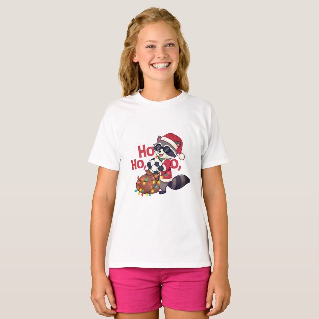 Camiseta Christmas raccoon stealing a soccer ball (Frente Completa)