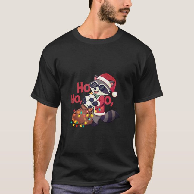 Camiseta Christmas raccoon stealing a soccer ball (Frente)