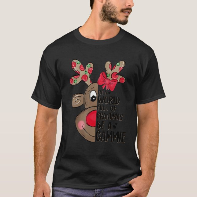 Camiseta Christmas Reindeer In A World Full Of Grandmas Be  (Frente)