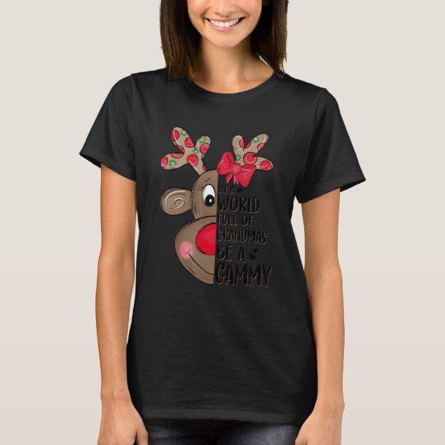 Camiseta Christmas Reindeer In A World Full Of Grandmas Be  (Frente)
