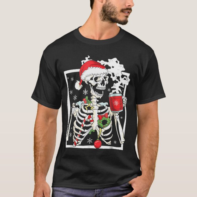 Camiseta Christmas Skeleton With Smiling Skull Drinking Cof (Frente)