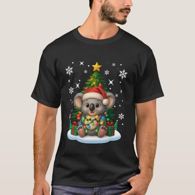 Camiseta Christmas Tree Koala Lighting Santa Hat Xmas Famil (Frente)