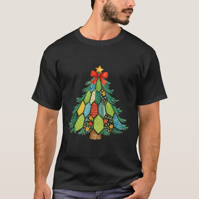 Camiseta Christmas Tree Patchwork Coquette Bow Xmas Holiday (Frente)