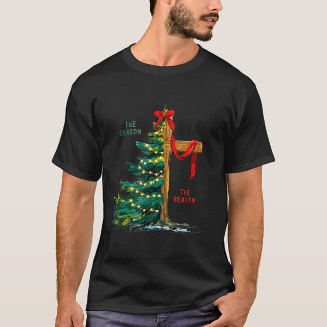 Camiseta Christmas Tree The Season Jesus Cross Faith Holida (Frente)