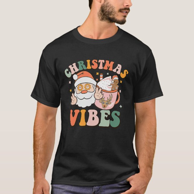 Camiseta Christmas Vibes Santa Claus And Hot Chocolate (Frente)