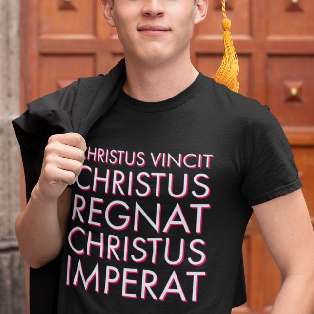 Camiseta Christus Vincit, Tradicional Massa Latim Católica (This traditional Catholic shirt reads "Christus Vincit Christus Regnat Christus Imperat.")