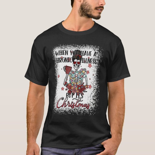 Camiseta Chronic Illness Christmas Skeleton Messy Bun Fibro (Frente)
