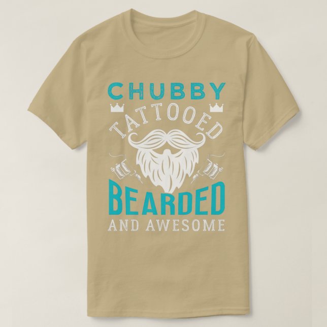 Camiseta Chubby Tattooed Bearded E Presente Incrível (Frente do Design)