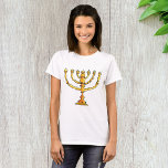 Camiseta Church Menorah<br><div class="desc">Uma igreja menorah em ouro com muitas velas. Esta design parece muito eficaz nesta Camiseta das Mulheres</div>